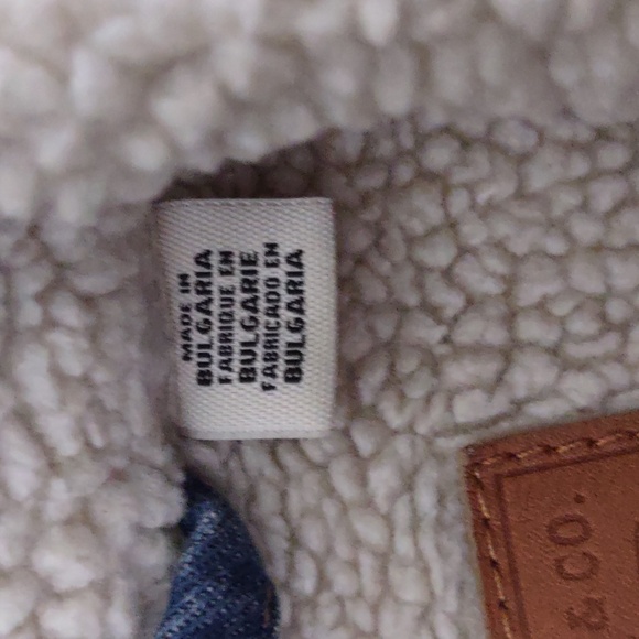 Levi's Women's Medium Wash Sherpa Trucker Jacket - Picture 8 of 9